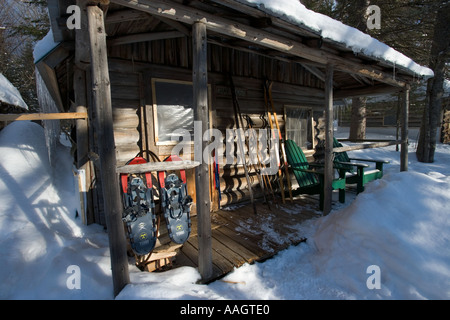 Schneeschuhen auf der Veranda einer Kabine bei AMC s Little Lyford Teich Camps in Maine s nördlichen Wald in der Nähe von Greenville Stockfoto