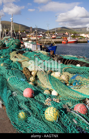 County Kerry-Dingle Irland Angelboote/Fischerboote vertäut im Hafen mit Netzen auf Kai Stockfoto