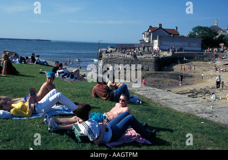 Menschen, die zum Sonnenbaden Sandycove Dun Laoghaire Dun Laoghaire-Rathdown Irland Stockfoto