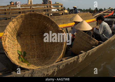 Vietnam Mekong Delta Mekong Fluss Can Tho schwimmenden Markt Einheimischen auf einen schmuddeligen tragen Trachtenhüte mit großen panier in frgd Stockfoto