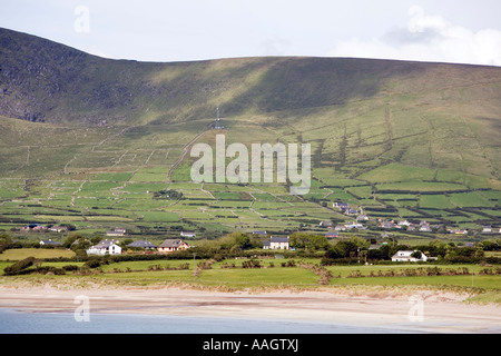 County Kerry Irland Dingle Halbinsel Ventry Strandpromenade Häuser unterhalb der Hänge des Mount Eagle Stockfoto