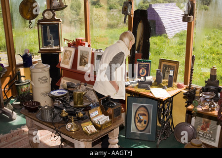 Irland County Kerry Dingle Halbinsel Ventry Kilvicadownig Frau in Antiquitätengeschäft Stockfoto