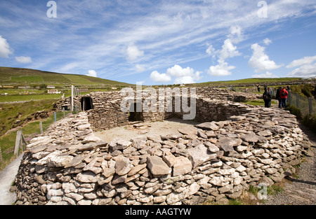 Irland County Kerry Dingle Halbinsel Slea Head Dunbeg Fort und hängen des Mount Eagle Stockfoto