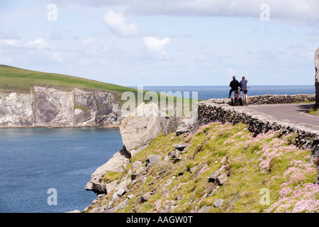 Irland Kerry Dingle Halbinsel Slea Head Radfahrer auf der Küstenstraße nach Dunmore Head Stockfoto