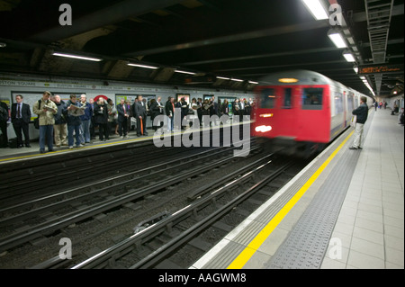 ein Bahnhof Euston Square u-Bahnstation herausziehen Stockfoto