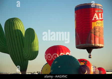 Seltsam geformten Heißluftballons auf einem Festival gezeigt abnehmen. Stockfoto