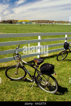 Fahrrad & Bauernhof Zaun Stockfoto