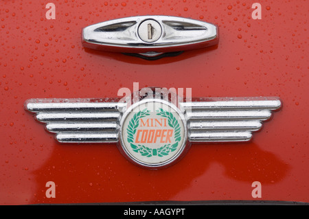 Austin Mini Cooper-Logo-Emblem auf rotes Auto im Regen hautnah Stockfoto