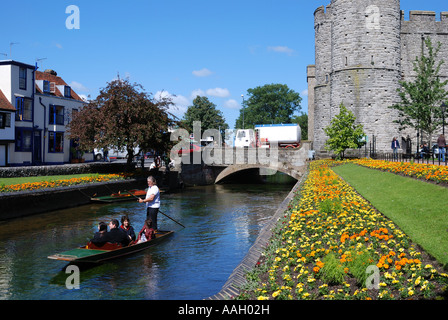 Bootfahren auf dem Fluss Stour Westgate Towers Canterbury Stadt Kent England Stockfoto