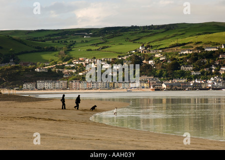 Aberdyfi (Aberdovey) vom Ynyslas Strand über die Mündung des Dyfi gesehen; Hügel des Snowdonia National Park Gwynedd im Hintergrund UK Stockfoto