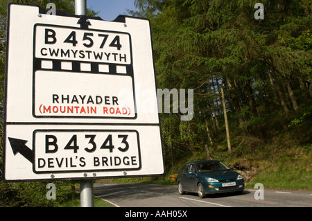 Alten altmodische schwarz-weiß Straßenschild für die B4574 Bergstraße, Cwmystwyth und Rhayader und B4343, des Teufels Brücke, UK Stockfoto