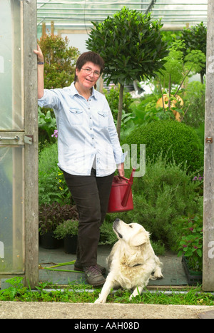 JEKKA MCVICARS MEDIZINISCHEN KRÄUTERGARTEN AN IHREM BAUERNHOF IN ALVESTON GLOUCESTERSHIRE UK Stockfoto