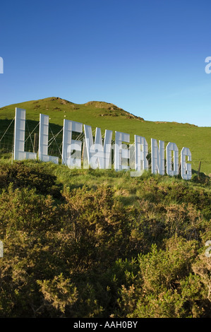 Llewernog Llywernog Silber Lead Mine Zeichen im Stil der Hollywood Zeichen, Ponterwyd Ceredigion Mitte Wales, Sommerabend Stockfoto