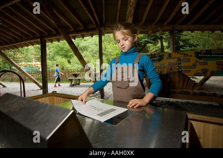 Kind Scan-Informationen über die ökologischen Kosten der verschiedenen gängigen Lebensmitteln essen wir im Zentrum für Alternative Technologie Stockfoto