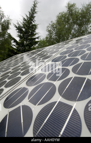 Reihen von Photovoltaik-Zellen, die Umwandlung von Sonne in Elektrizität im Zentrum für Alternative Technologie Machynlleth Powys Stockfoto