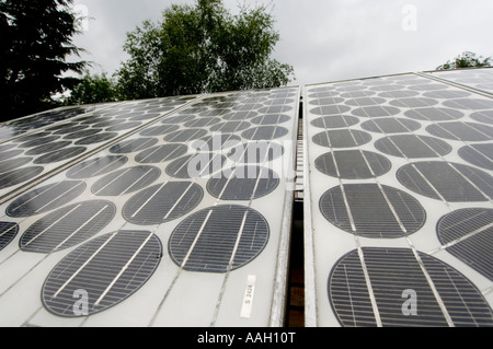 Reihen von Photovoltaik-Zellen, die Umwandlung von Sonne in Elektrizität im Zentrum für Alternative Technologie Machynlleth Powys Stockfoto