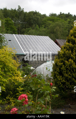 Reihen von Photovoltaik-Zellen, die Umwandlung von Sonne in Elektrizität im Zentrum für Alternative Technologie Machynlleth Powys Stockfoto