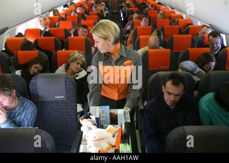 Stewardess serviert Passagiere redaktionelle verwenden nur keine negativen Schlagzeilen Stockfoto