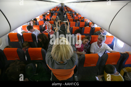 Stewardess präsentiert Sicherheitsausrüstung an Bord zur redaktionellen Verwendung nur keine negativen Publizität Stockfoto