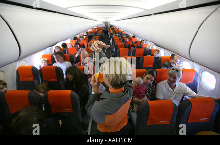 Stewardess präsentiert Sicherheitsausrüstung an Bord zur redaktionellen Verwendung nur keine negativen Publizität Stockfoto