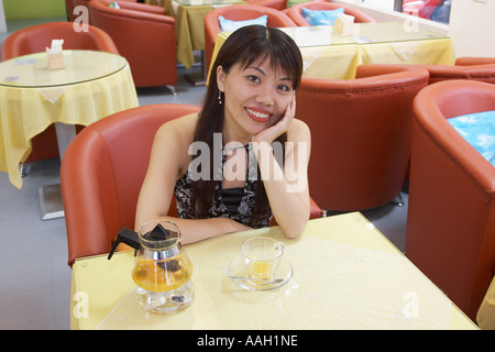 Frau, Lächeln und sitzen im Cafe Stockfoto