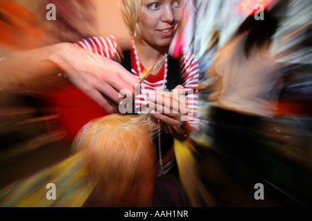 Ein Kinki Friseur gibt ein besonderen touch zu Ihrem Haar im Vergleich zum gemeinsamen Salons Editorial verwenden, nur keine negativen Schlagzeilen Stockfoto