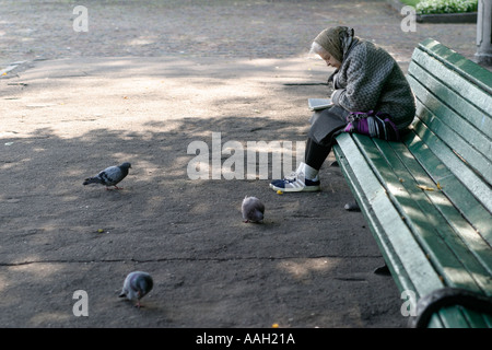 Ein Rentner in einem Park in Minsk, der Hauptstadt der ehemaligen sowjetischen Republik Belarus Stockfoto