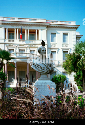 Im Garten hinter dem Museum Massena in Nizza an der Cote ist d ' Azur eine Büste des alten Soldaten viel begünstigt durch Tauben Stockfoto