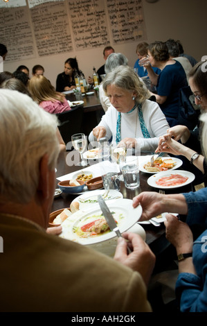 Restaurant voll von Menschen, die beim Mittagessen in Ultracomida Feinkost Café bar Aberystwyth Wales UK Stockfoto