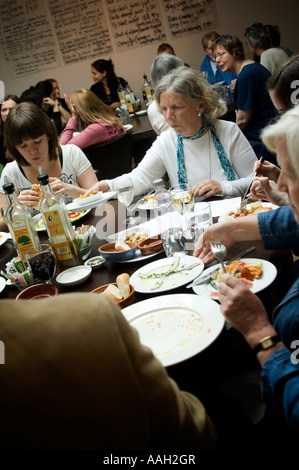 voll von Menschen, die Essen in Ultracomida Feinkost Café Restaurant bar Aberystwyth Ceredigion Wales UK Stockfoto