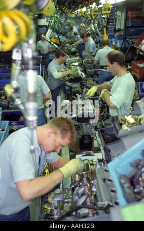 Arbeitnehmer bei der Nissan-Werk in Sunderland am Fließband Motor Stockfoto