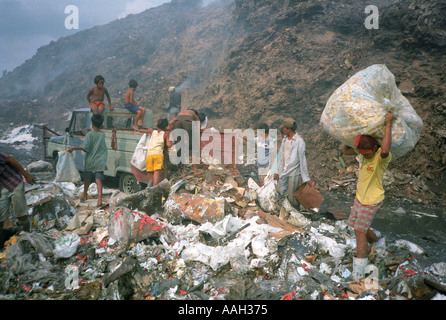 Kinder durch Müll zu sortieren, um alle Materialien zu finden, die in Smoky Mountain die Philippinen zurückgeführt werden kann Stockfoto