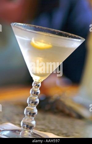 Martini-Glas auf die Theke sitzen Stockfoto