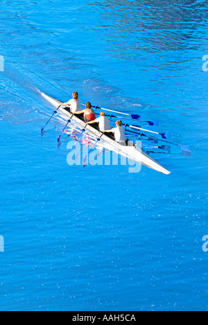 vier Personen-Rudern-Team im Boot Stockfoto