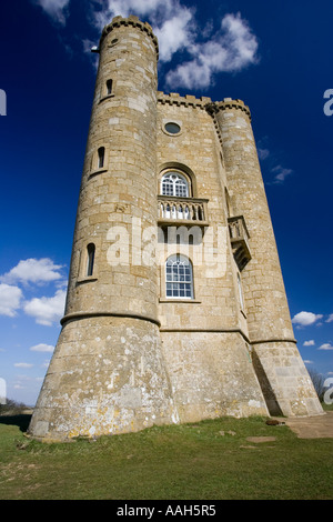 Broadway Tower auf Hügel über Vale von Evesham Cotswolds UK Stockfoto