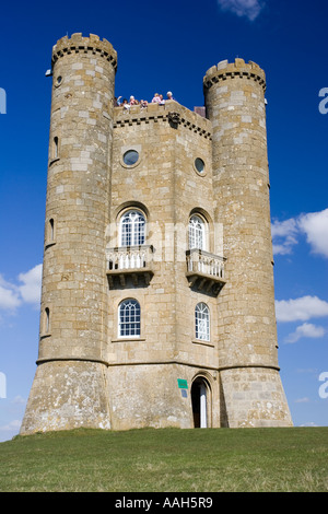Broadway Tower auf Hügel über Vale von Evesham Cotswolds UK Stockfoto