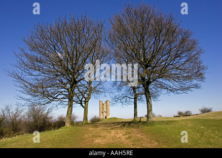 Bäume, die Kennzeichnung Eingang zum Broadway Tower auf Hügel über Vale von Evesham Cotswolds UK Stockfoto