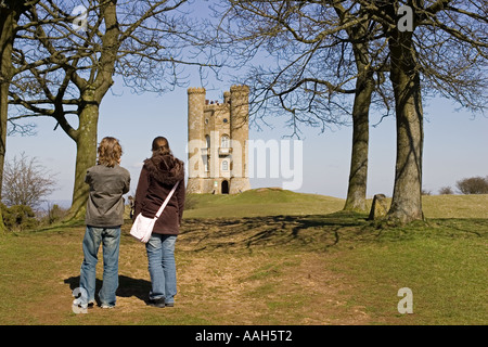 Urlauber, die am Broadway Tower auf Hügel über Vale von Evesham Cotswolds UK Stockfoto