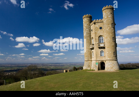 Broadway Tower auf Hügel über Vale von Evesham Cotswolds UK Stockfoto