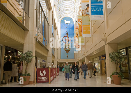 Betrachtet man die wollen Fisch Uhr Regent Arcade Cheltenham UK Shopper Stockfoto