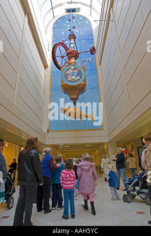 Betrachtet man die wollen Fisch Uhr Regent Arcade Cheltenham UK Shopper Stockfoto