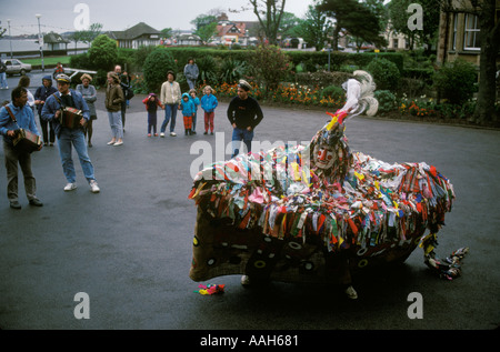 Minehead Hobby Horse Somerset England nimmt Platz auf kann 1. HOMER SYKES Stockfoto