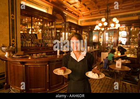 Kellnerin serviert zwei Tortenstücke im Cafe Demel Wien Stockfoto