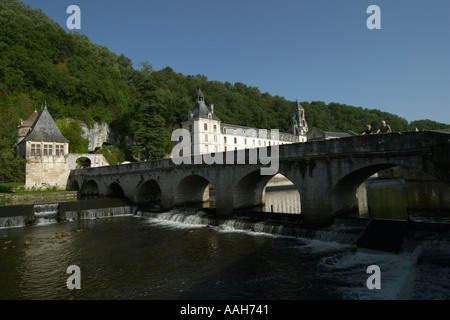 Pont Coudé Brücke über den Fluss Dronne bei Brantome Dordogne Frankreich (Abtei von Brantôme im Hintergrund). Stockfoto