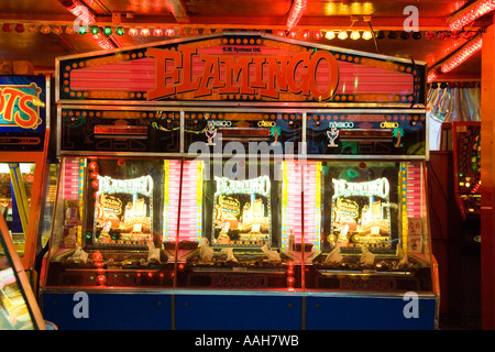 Spielhalle mit Automatenspielen auf der Kirmes in Bardwell in Suffolk Stockfoto