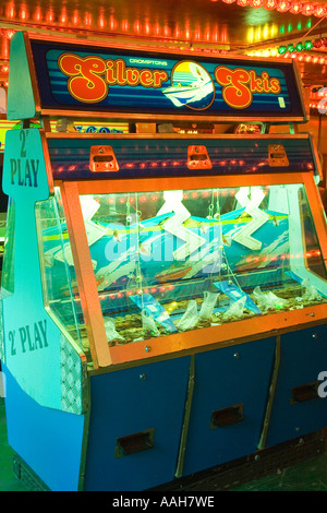 Spielhalle mit Automatenspielen auf der Kirmes in Bardwell in Suffolk Stockfoto