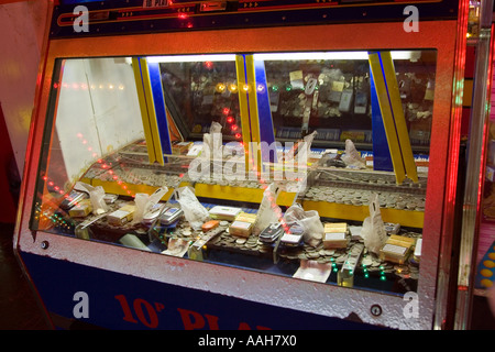 Spielhalle mit Automatenspielen auf der Kirmes in Bardwell in Suffolk Stockfoto