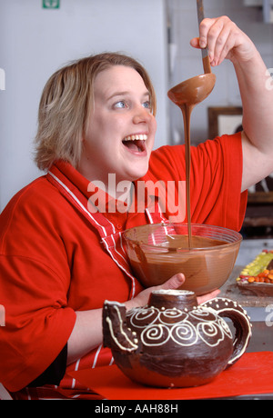 PRUDENCE EMMA STAITE SCHOKOLADE KÜNSTLERIN IN IHREM ATELIER IN DER NÄHE VON TEWKESBURY GLOUCESTERSHIRE UK 2007 Stockfoto