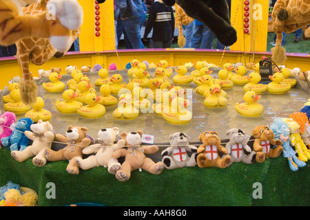 Einem Haken eine Ente Spiel stand auf der Kirmes in Bardwell in Suffolk, UK Stockfoto