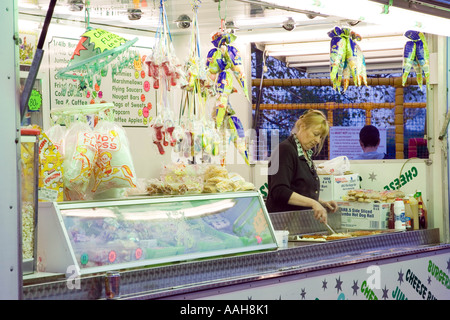 Eine Frau, die Zubereitung von Speisen auf einen Stand auf dem Jahrmarkt am Bardwell in Suffolk Stockfoto